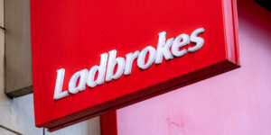 A Ladbrokes ingyenes jegyeket biztosit az eloadasokra a Ladbrokes LIVE on