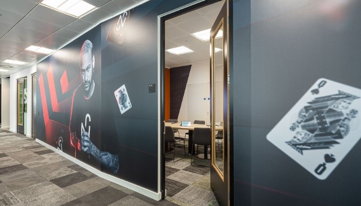 A Flutter Entertainment bejelentette a PokerStars atszervezeset munkahelyek elvesztesevel