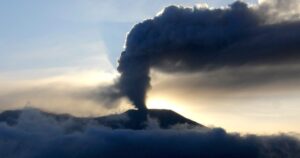 1701781025 Legalabb 22 hegymaszo halt meg az indoneziai Mount Marapi vulkankitoresben