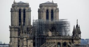 1702743554 Uj kakas koronazza meg a Notre Dame tornyot amely a katedralis