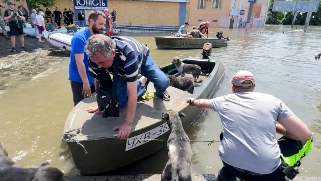 Click to play video: 'Ukraine dam collapse: Kherson residents evacuated, face lack of drinking water'