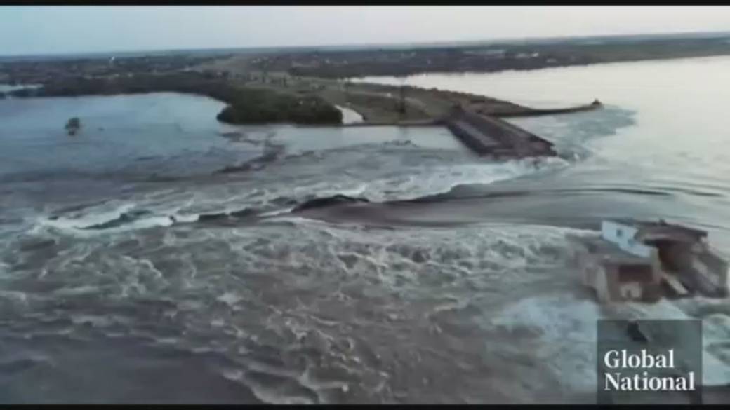 Click to play video: 'Thousands in Ukraine flee floods following dam collapse'