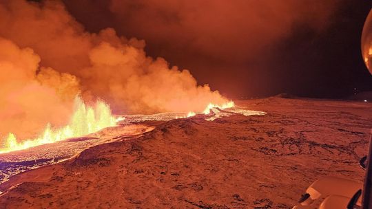 A vulkán kitörése a délnyugat-Izlandon, a Reykjanes-félszigeten látható ezen a webkamera képen.