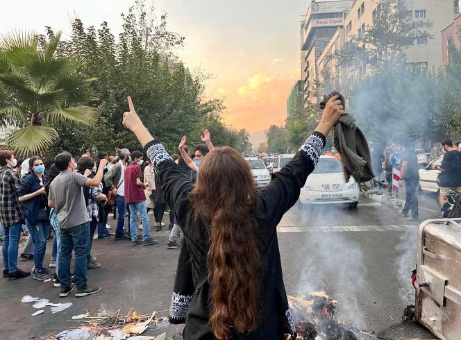 Az irániak összecsaptak a rendőrökkel a Mahsa Aminiért folytatott tiltakozás során, 2022. szeptember 22-én. Fotó: SalamPix/ABACAPRESS.COM