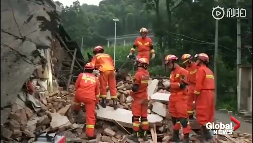 Kattintson ide a videó lejátszásához: „A tűzoltók felmérik a pusztítást egy halálos földrengés után Dél-Kínában”