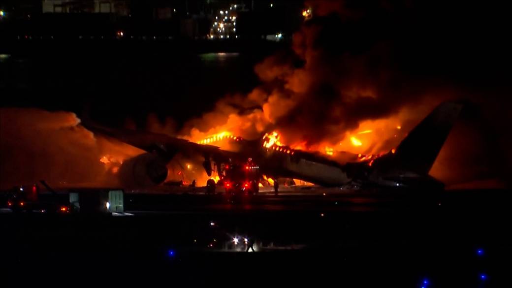 Kattintson a videó lejátszásához: „A Japan Airlines repülőgépe kigyullad ütközés után, 5 parti őr meghalt”