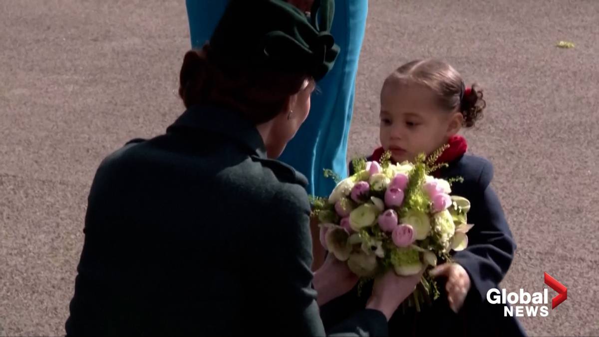 Kattintson a videó lejátszásához: „A kisgyermek virágot ad Kate Middletonnak, és visszakéri őket St.  Patrik napi felvonulás