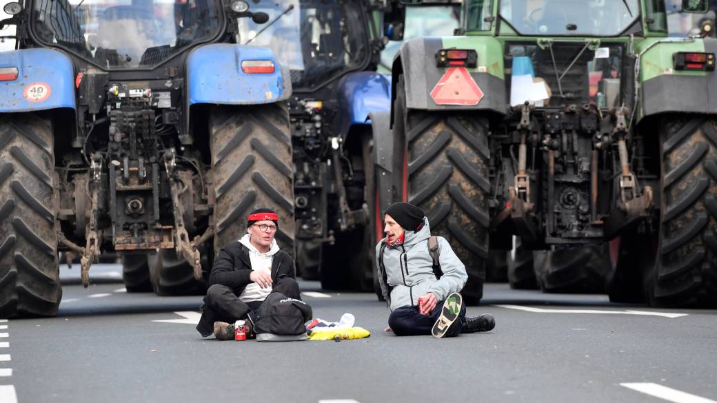 Kattintson ide a videó lejátszásához: „Parasztok tiltakozása: Belgium meghosszabbítja a blokádokat, és megfogadja, hogy a traktorokat a helyükön tartja az EU-csúcstalálkozóig”