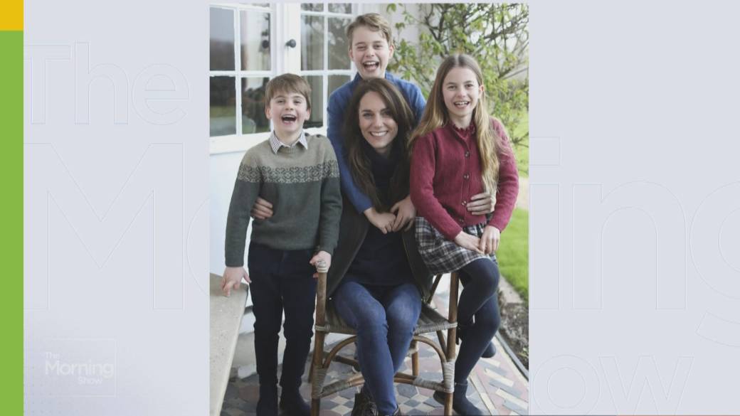 Klik for at afspille video: 'Kate Middleton siger undskyld efter redigeret familiefoto-debacle'