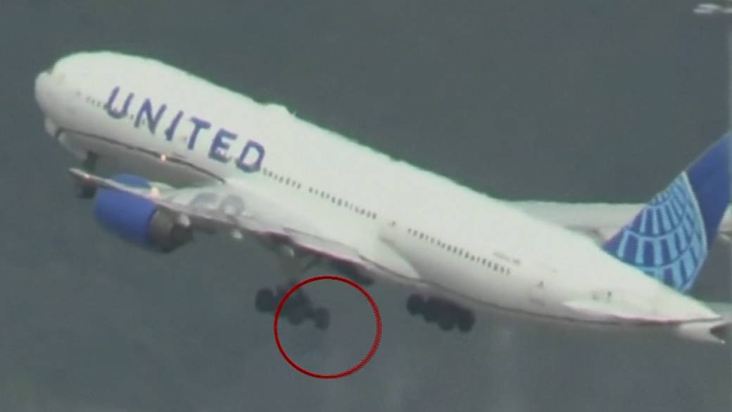 Kattintson ide a videó lejátszásához: „A United Airlines Boeing 777-esének gumija felszálláskor elveszett San Franciscóban”