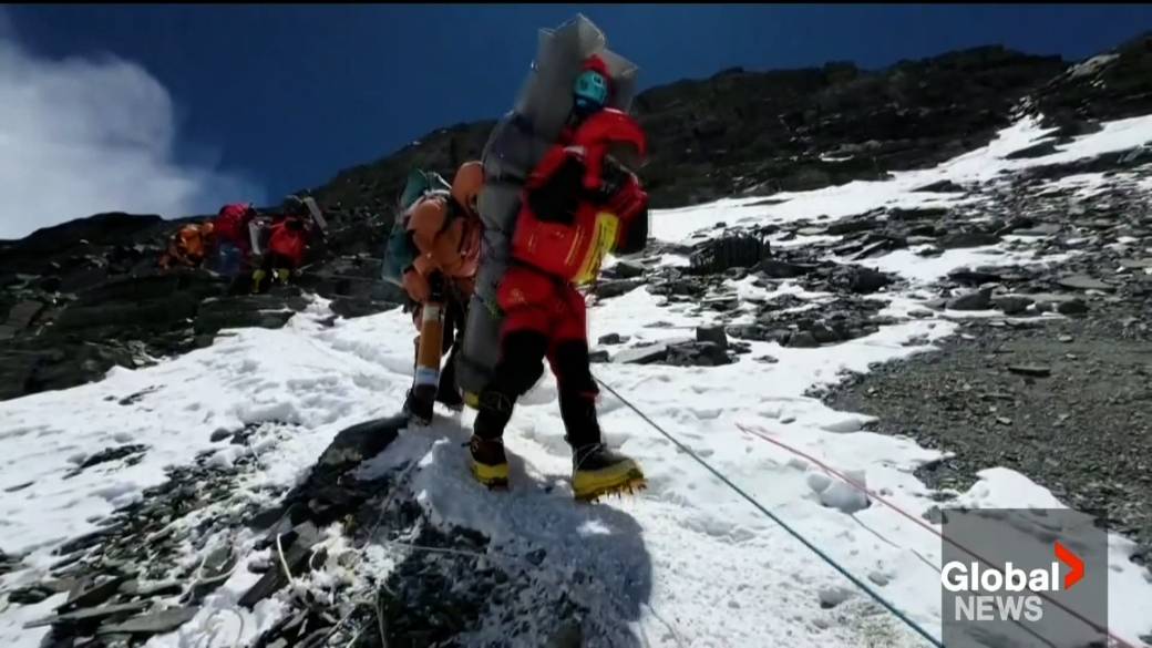 Kattintson a videó lejátszásához: „Sherpa megmenti a hegymászót a Mount Everesten”