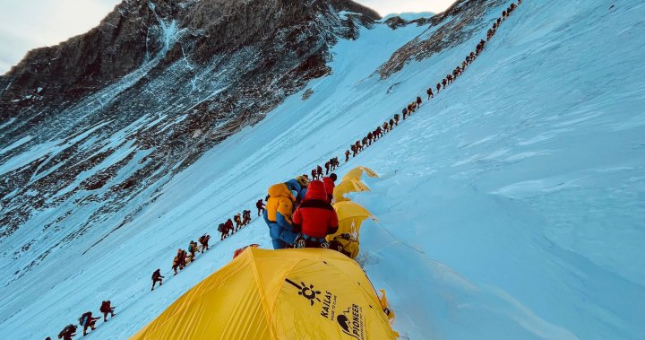 A Mount Everest hegymászóknak be kell csomagolniuk a székletüket, hogy