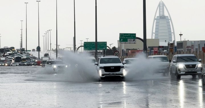 A dubaji repülőtér átirányítja a járatokat, mivel heves esőzések árasztják