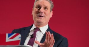 Keir Starmer, a Munkáspárt vezetője szembeszáll Rishi Sunakkal a brit