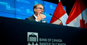 A Bank of Canada fontolóra kell vennie a monetáris politika