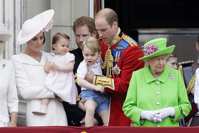 Erzsébet brit királynő, jobb oldalon, Vilmos herceggel középen György herceggel, és Kate Cambridge hercegnőjével, kezében Charlotte hercegnővel, balra, az erkélyen a Trooping The Color felvonuláson a londoni Buckingham-palotában, június 11-én, szombaton. 2016.