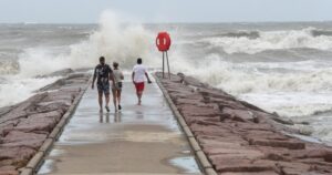 A Beryl hurrikán 1 es kategóriájú viharként ért partot Texas partjainál