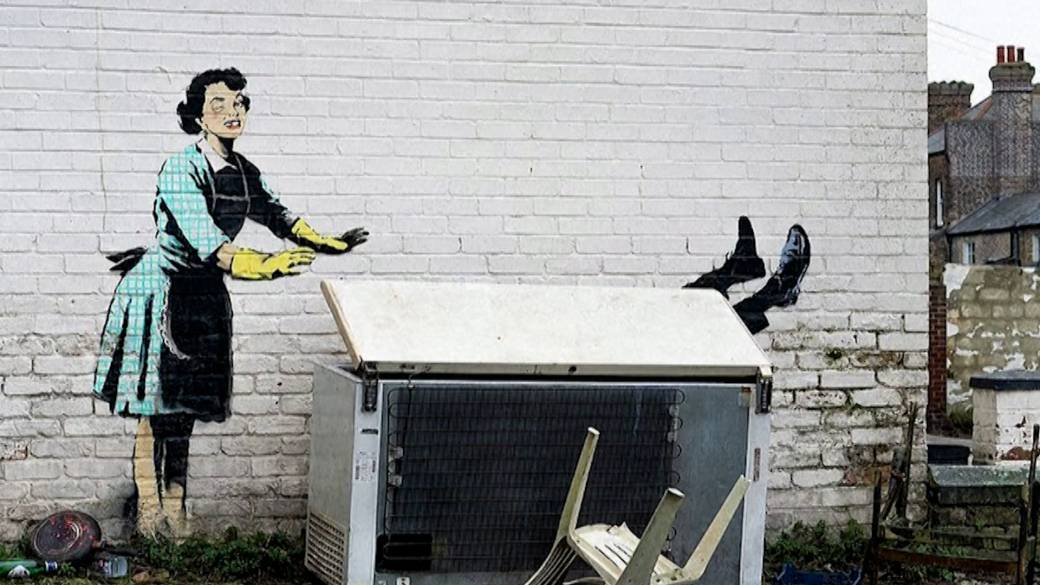 Kattintson a videó lejátszásához: „Banksy bemutatja a „Valentin-napi szempillaspirál” új darabját Margate-ben