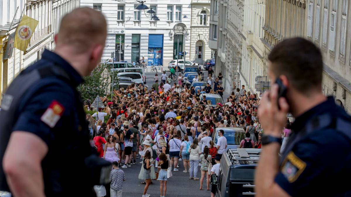 Kattints a videó lejátszásához: „2 tinédzsert tartóztattak le terrorcselekmény miatt „nagy tömeget akartak megölni” Taylor Swift ausztriai koncertjén”