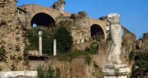 Turist fogott faragni kezdőbetűket az ősi Pompeii ház arcok hatalmas