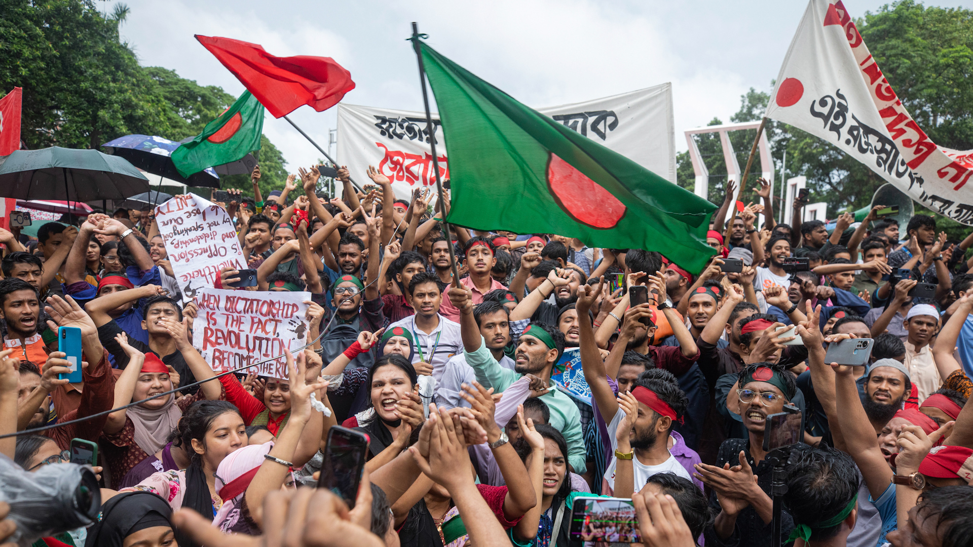 Kattintson ide a videó lejátszásához: „Bangladesh tüntetések: A dühös tüntetők Hasina miniszterelnök lemondását követelik”