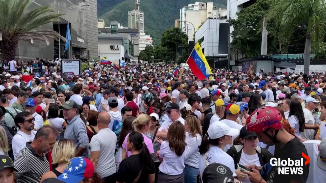 Kattintson ide a videó lejátszásához: „Venezuelai választás: Több ezer tüntető vonult fel Caracasban vitatott eredmények után”